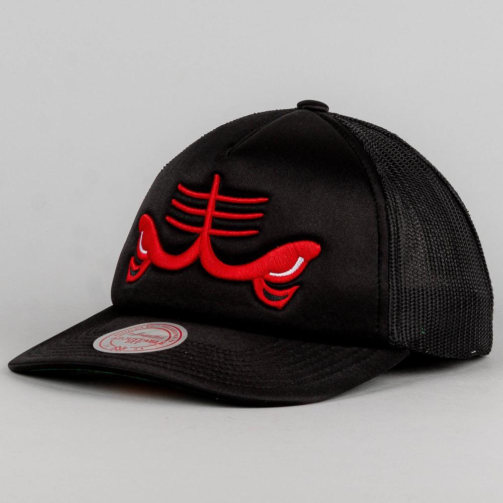 Mitchell & Ness NBA LOGO REMIX TRUCKER SNAPBACK HWC CHICAGO BULLS BLACK