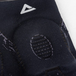 Chránič kolena s oporou PEAK Knee Pad čierny